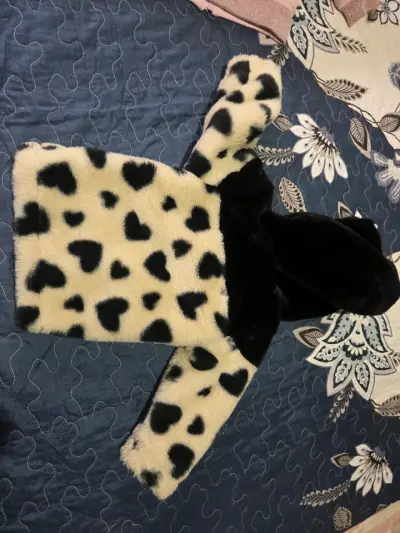 Abrigo de peluche con corazones - miniatura 1