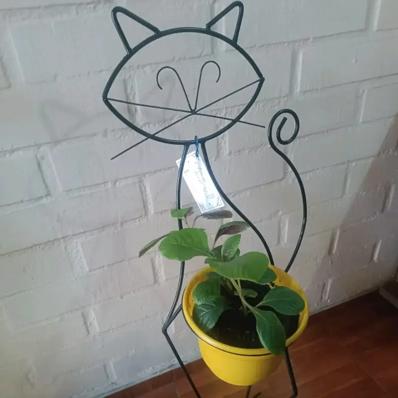 Macetero de metal con diseño