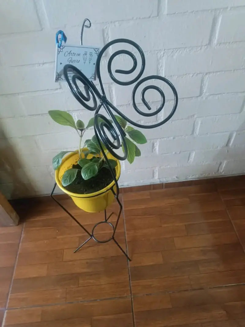 Macetero de metal con diseño - 4