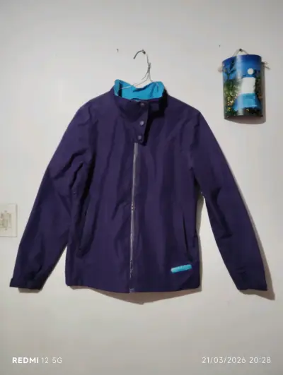 Chaqueta morada impermeable - miniatura 1