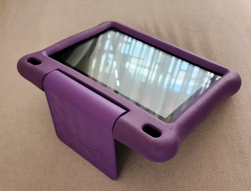 Tablet con funda morada resistente - 1