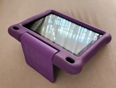 Tablet con funda morada resistente - miniatura 1