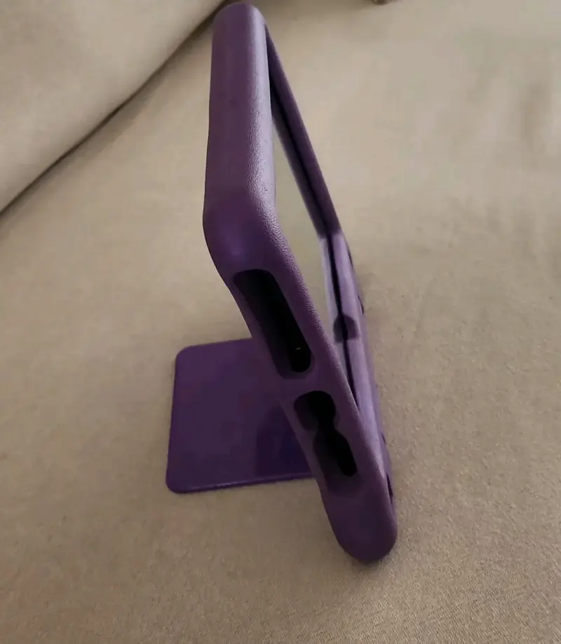 Tablet con funda morada resistente - 2