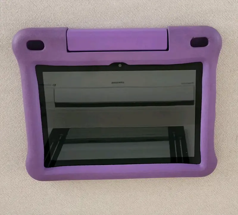 Tablet con funda morada resistente - 3