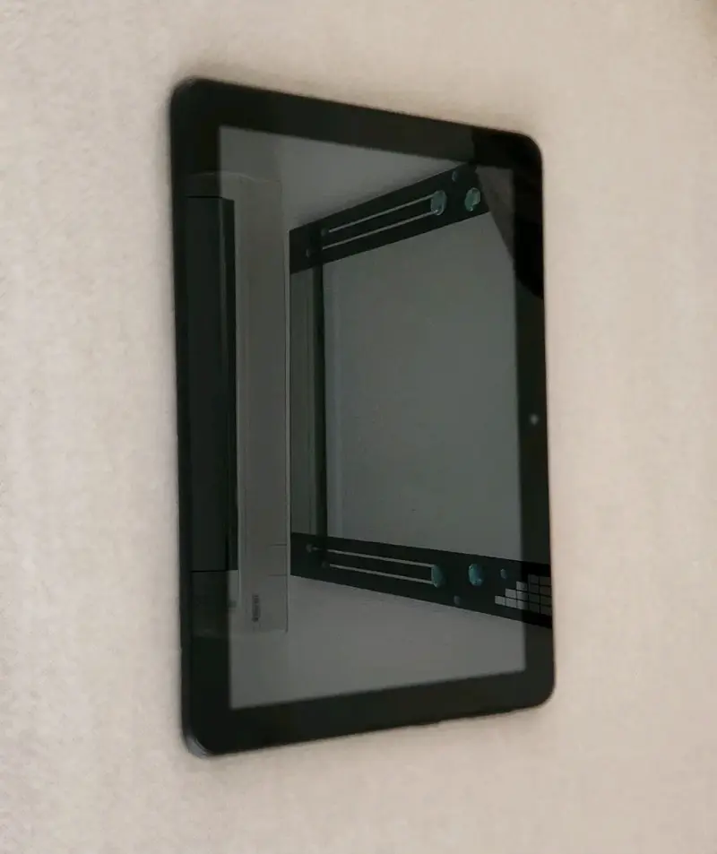 Tablet con funda morada resistente - 4