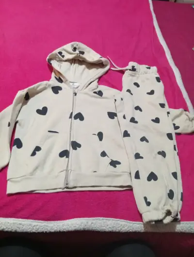 Conjunto de polerón y pantalón con corazones - miniatura 1
