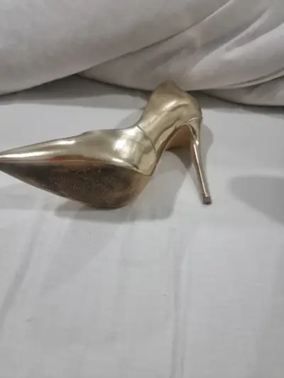 Zapato de tacón dorado - miniatura 1