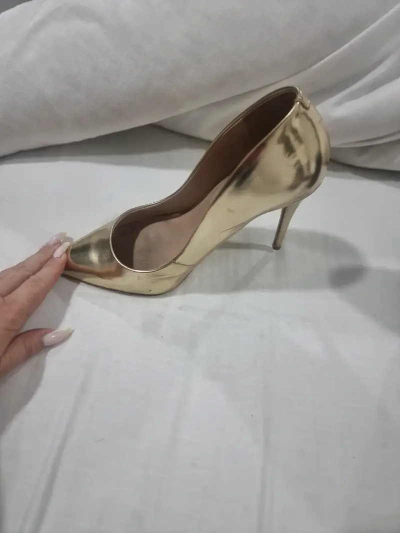 Zapato de tacón dorado - 2