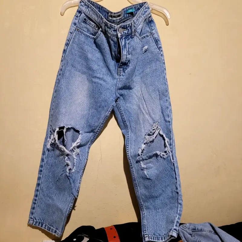 Jeans rasgados denim azul mom