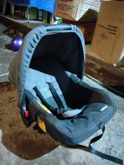 Silla de auto para bebé gris - miniatura 1