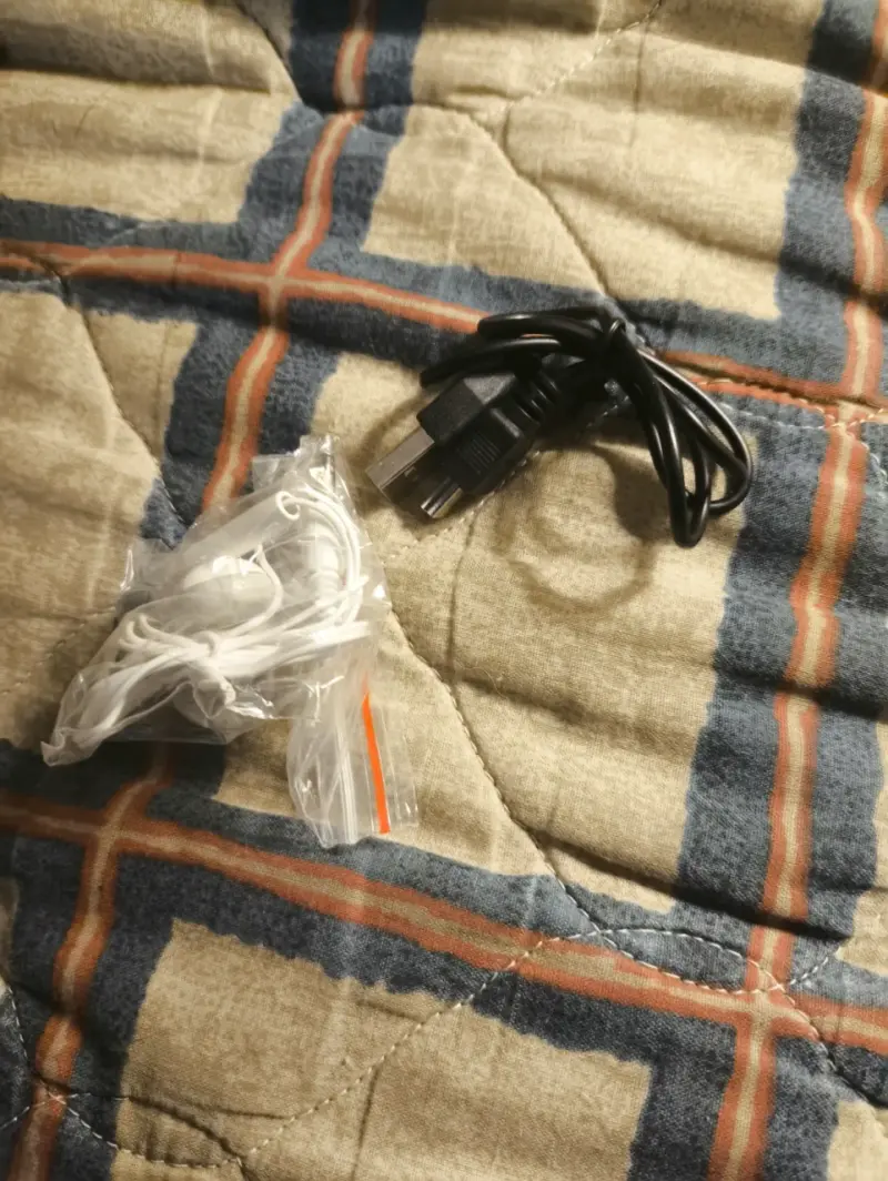 Cable USB y auriculares nuevos, dispositivo mp3