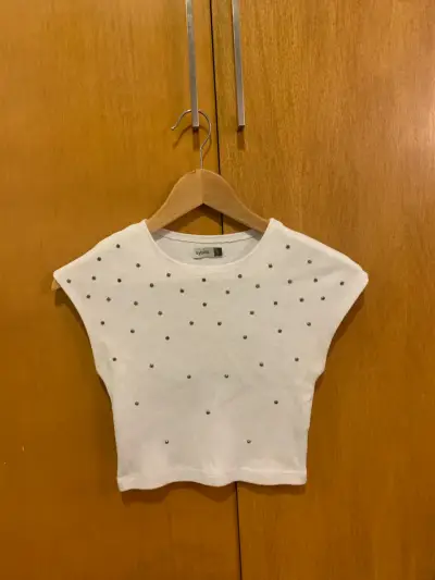 Polera blanca con tachas - miniatura 1
