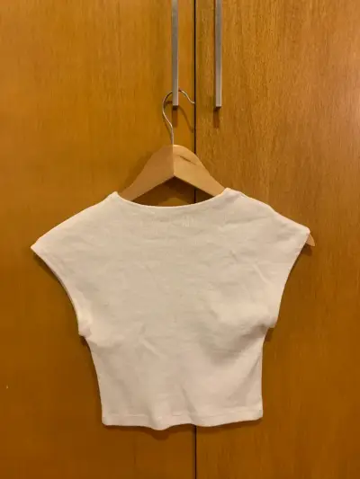 Polera blanca con tachas - miniatura 2