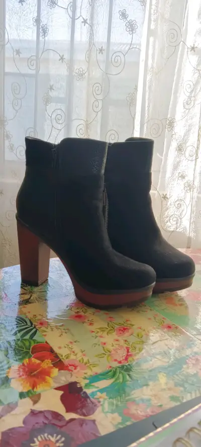 Botines negros con taco - miniatura 1