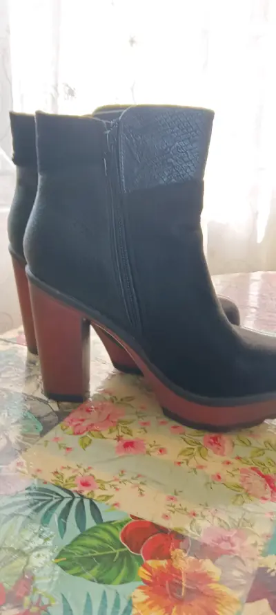 Botines negros con taco - miniatura 2