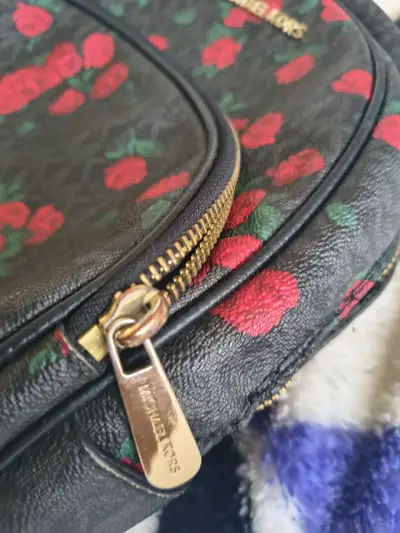 Mochila negra con rosas Michael Kors original - miniatura 2