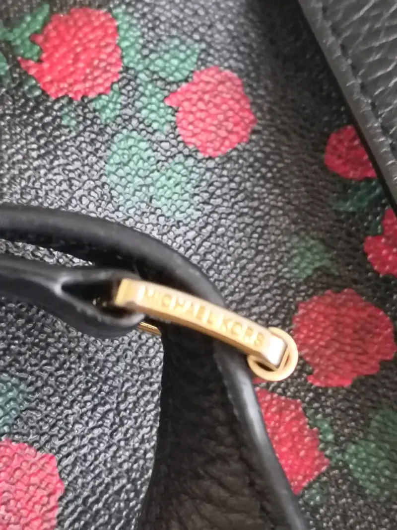 Mochila negra con rosas Michael Kors original - 3
