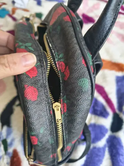 Mochila negra con rosas Michael Kors original - miniatura 5
