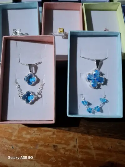 Set de joyas azul en caja - miniatura 1