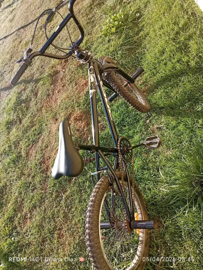 Bicicleta todo terreno negra - 4