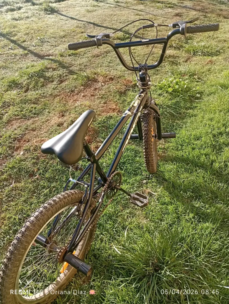 Bicicleta todo terreno negra - 5