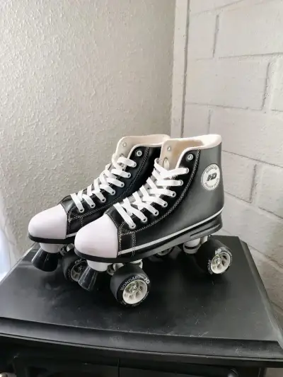 Patines de cuatro ruedas negros - miniatura 1