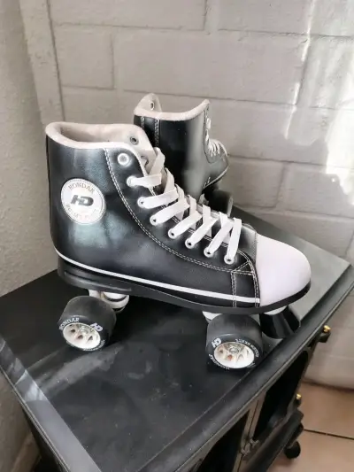 Patines de cuatro ruedas negros - miniatura 2