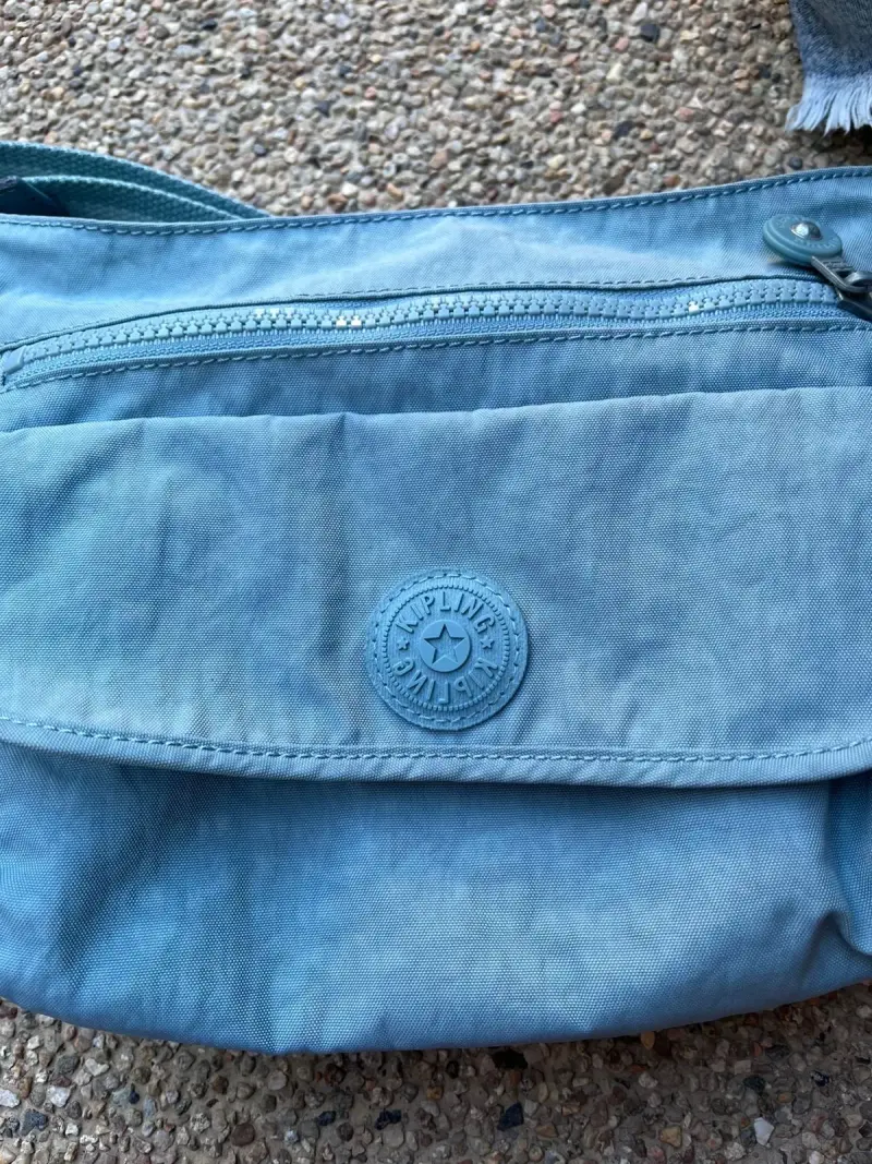 Cartera azul con bolsillo frontal - 4