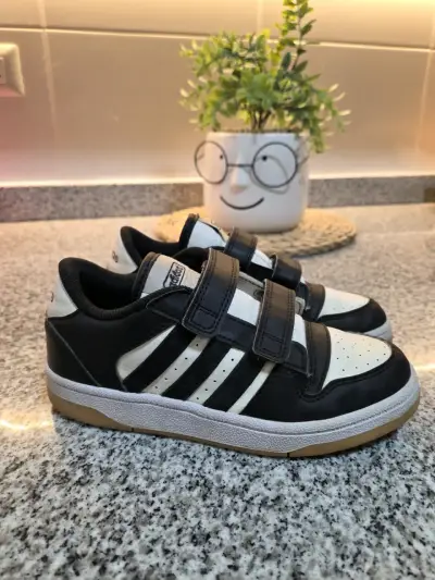 Zapatillas deportivas blanco y negro - miniatura 1