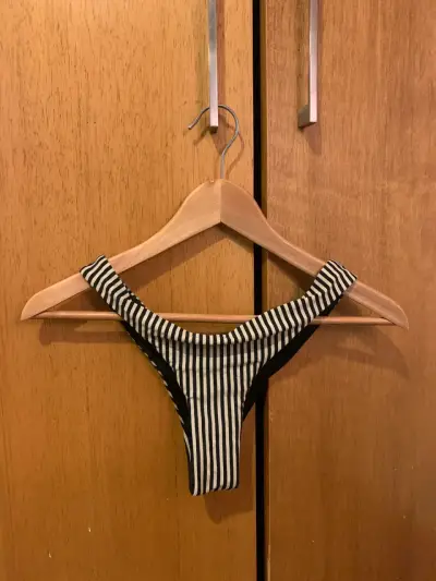 Top bikini a rayas blanco y negro - miniatura 3