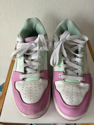 Zapatillas puma blancas y rosadas - miniatura 2