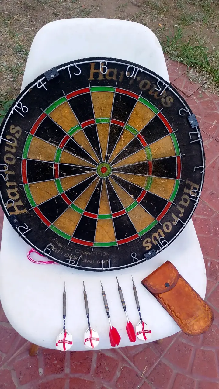 Tablero con dardos Harrows original. - 1