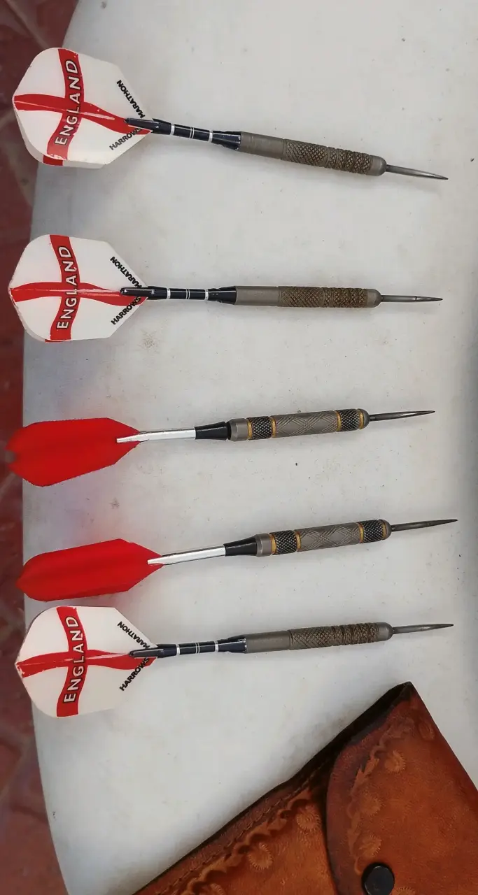 Tablero con dardos Harrows original. - 2