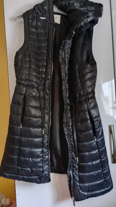 Chaleco largo negro con capucha - miniatura 1