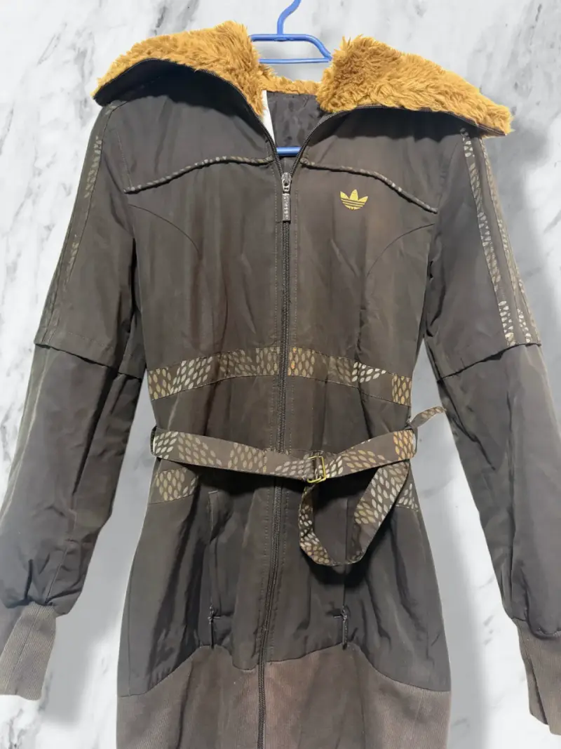 Chaqueta con capucha y cinturón Adidas