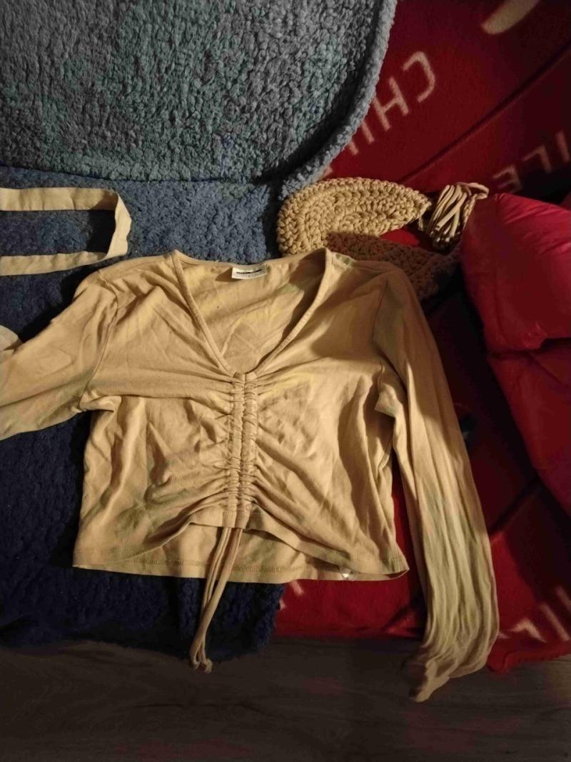 Polera beige fruncida de manga larga