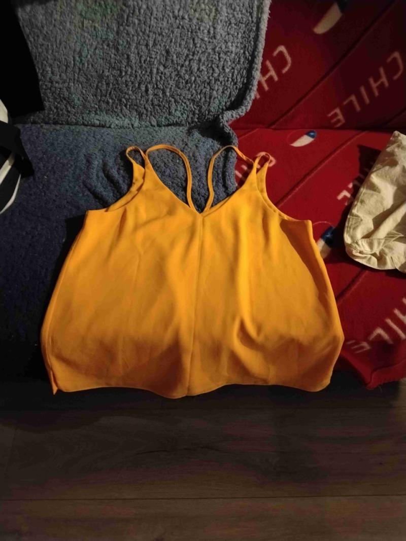 Blusa amarilla sin mangas - 1