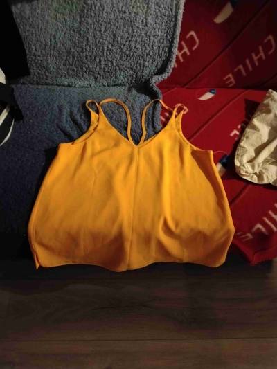 Blusa amarilla sin mangas - miniatura 1
