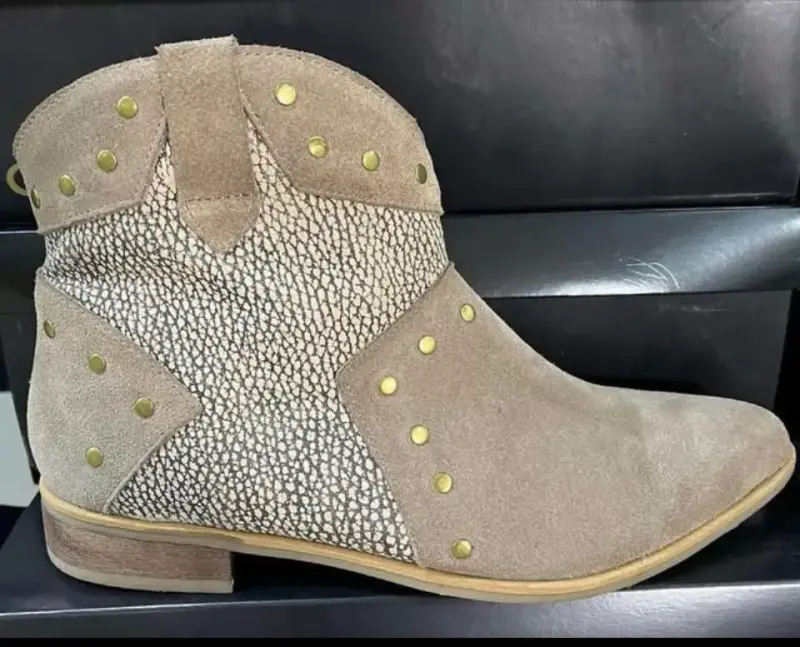 Botines de cuero taupe  con tachuelas