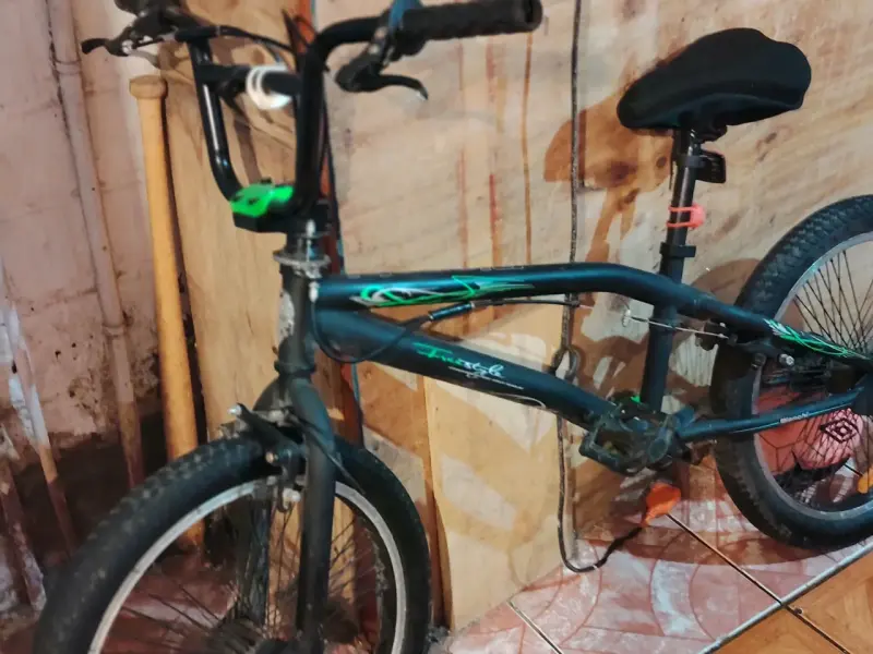 Bicicleta BMX negra y verde - 1