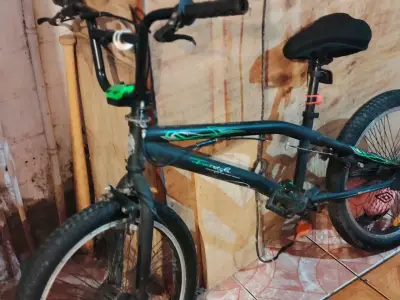 Bicicleta BMX negra y verde - miniatura 1