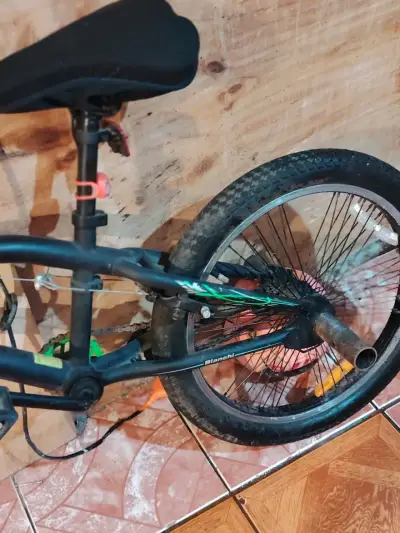 Bicicleta BMX negra y verde - miniatura 2