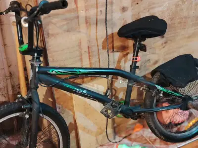 Bicicleta BMX negra y verde - miniatura 3