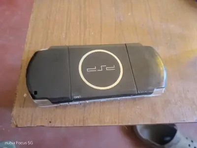 Consola portátil Sony buen estado - miniatura 2