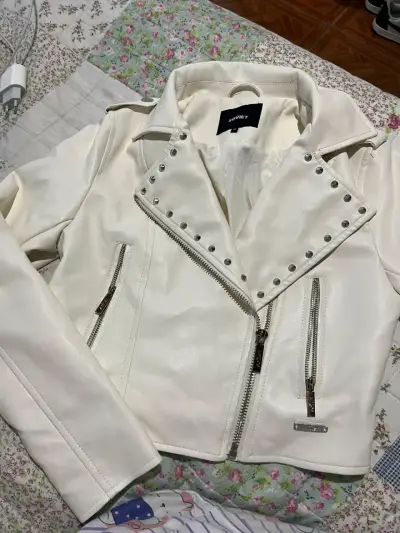 Chaqueta biker blanca con tachas - miniatura 1