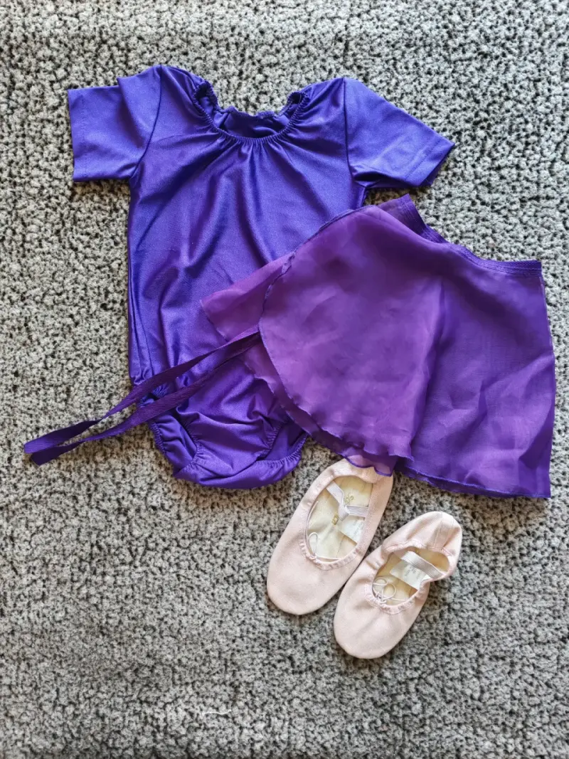 Conjunto de ballet morado para niña