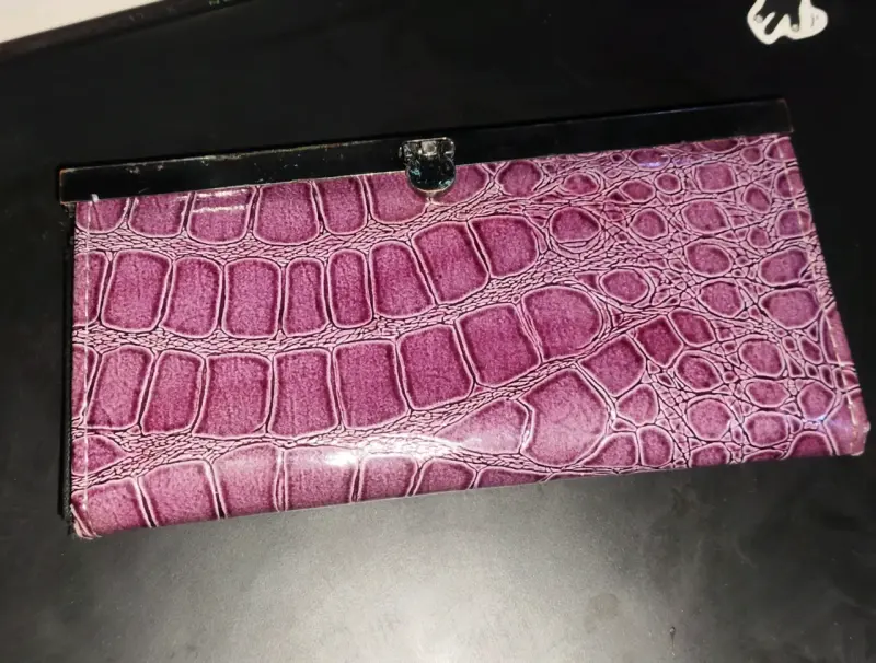 Cartera de mano morada tipo cocodrilo - 1