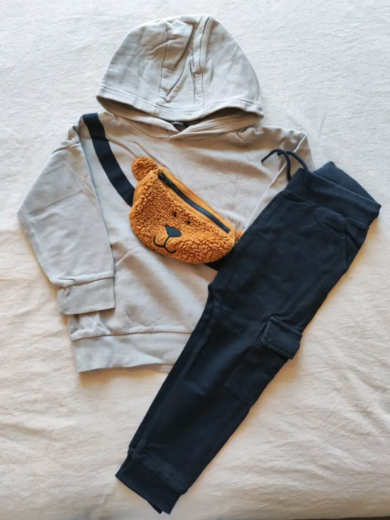 Conjunto infantil con polerón y riñonera