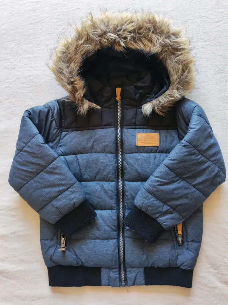 Chaqueta infantil azul con capucha
