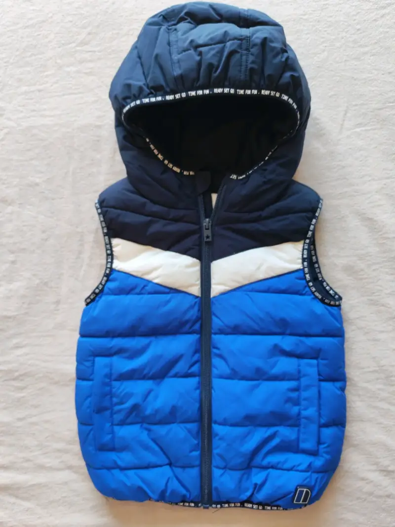 Chaleco acolchado azul con capucha